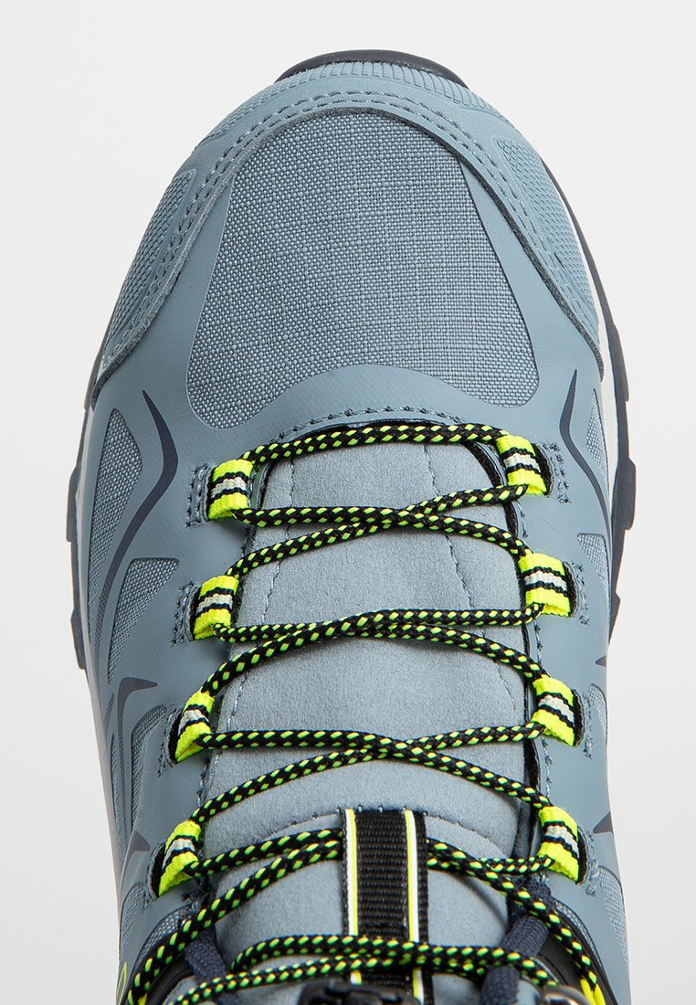 Chaussure de randonnée grise avec une tige texturée, dotée de lacets noirs et jaune fluo, et d'une zone de orteil renforcée. Les accents comprennent des motifs gris foncé.
