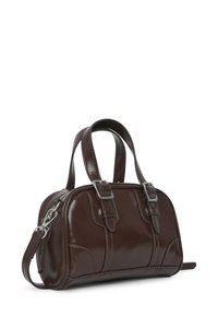 Sac à main en cuir marron avec finition brillante, forme structurée, deux poignées supérieures, accents de boucle et bandoulière détachable.