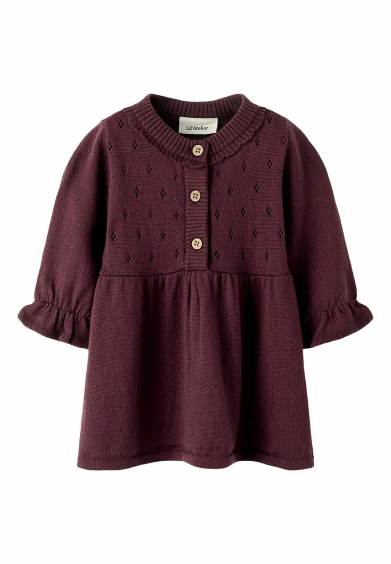 Robe en tricot bordeaux avec un col rond côtelé, cinq boutons en bois et des manches à volants. Présente des découpes en forme de losange sur le corsage.