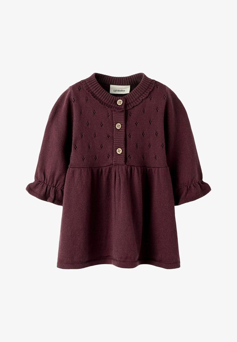Robe en tricot bordeaux avec un col rond côtelé, cinq boutons en bois et des manches à volants. Présente des découpes en forme de losange sur le corsage.