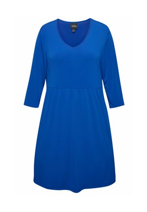 Blå, knælang kjole med V-udskæring og trekvartærmer. Fremstillet af glat stof med en tætsiddende overdel og en flagrende nederdel.