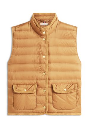 Světlohnědá prošívaná vesta bez rukávů s knoflíkovým zapínáním vpředu, dvěma klopovými kapsami a copánkovou lemovkou na límci, kapsách a spodním lemu.