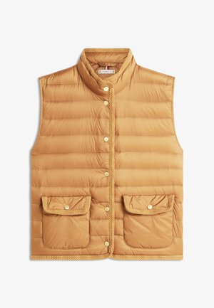 Světlohnědá prošívaná vesta bez rukávů s knoflíkovým zapínáním vpředu, dvěma klopovými kapsami a copánkovou lemovkou na límci, kapsách a spodním lemu.