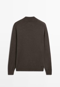 Maglione a maniche lunghe di color marrone scuro in maglia con polsini e colletto a coste, mostrato da dietro su uno sfondo bianco.