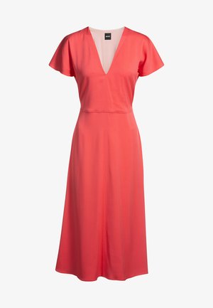 Koralowa sukienka z krótkimi falbaniastymi rękawami, głębokim dekoltem w kształcie V i długości midi. Wykonana z gładkiego materiału z dopasowanym gorsetem i rozszerzanym dołem.