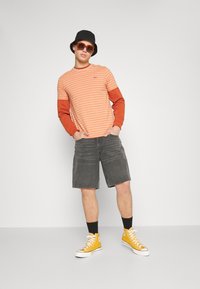 Levi's® ORIGINAL HOUSEMARK TEE - T-shirt básica - sleek brandied melon