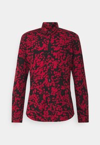 Langarm overhemd met een rood bloemenpatroon op een zwarte achtergrond, met een puntige kraag en een getailleerde pasvorm.