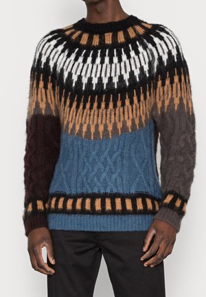Strickpullover mit rundem Ausschnitt, mehrfarbigem Muster in Braun, Blau, Creme und Schwarz, mit strukturierten Zopfmusterakzenten.