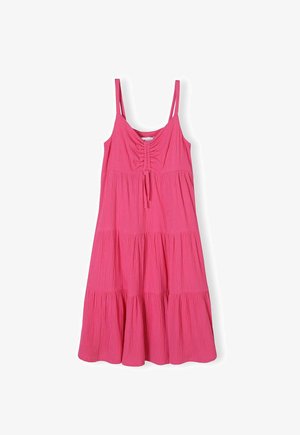 Rózsaszín, ujjatlan ruha fodros felsőrésszel, állítható pántokkal és rétegezett szoknyával. Texturált anyagból készült, elöl megkötős díszítéssel.