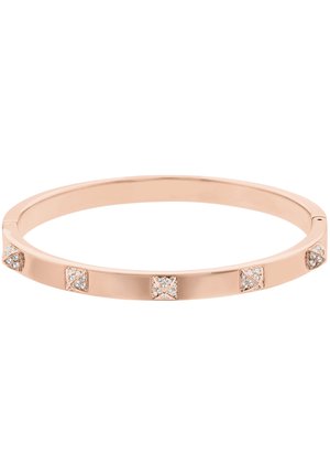 Rose gouden armband met gelijkmatig geplaatste vierkante studs versierd met kleine heldere kristallen rondom het bandje op een witte achtergrond.