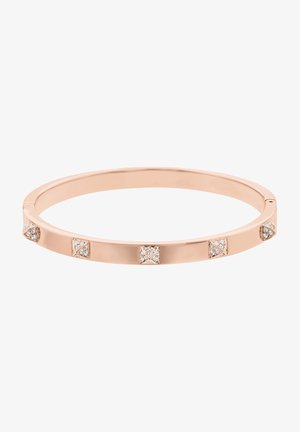 Bracelet jonc en or rose avec des clous carrés espacés uniformément ornés de petits cristaux transparents autour du bracelet sur fond blanc.