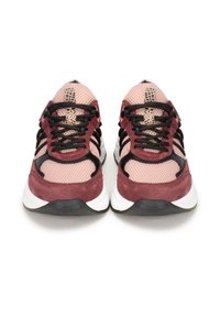 Sportliche Sneaker mit einem pinken Mesh-Obermaterial, burgunderfarbenen Wildlederakzenten, schwarzem Schnürsenkel und einer weißen und schwarzen Sohle. Mit strukturierten Details.
