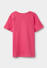Tričko s krátkým rukávem v živě růžové barvě, s kulatým výstřihem a jednou barvou na zadní straně, vyrobené z měkké bavlny.