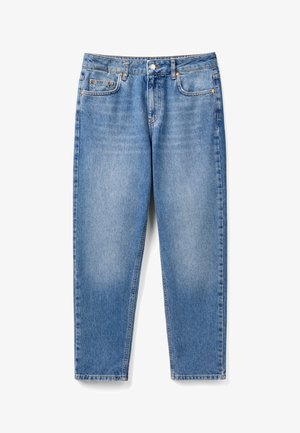 Lichtblauwe denim jeans met een relaxte pasvorm, rechte pijpen, twee zijzakken en knoopsluiting. Vervaagde gebieden voor textuurcontrast.