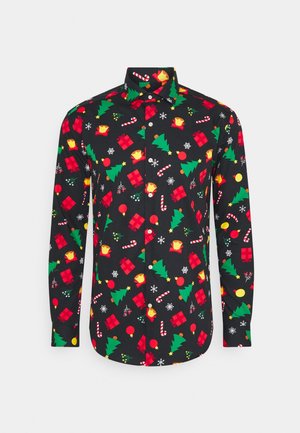 Langärmliges Hemd aus schwarzem Stoff mit einem weihnachtlichen Muster featuring rote Geschenke, grüne Bäume, gelbe Ornamente, Schneeflocken und Zuckerstangen.