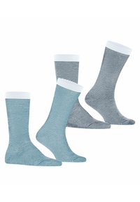 Vier Paar Socken in Blau und Grau, mit dünnen und dicken horizontalen Streifen, weißen Bündchen und einer glatten, gestrickten Textur.