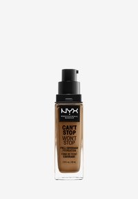 NYX Can't Stop Won't Stop foundation in glazen fles. Bruine vloeistof met zwarte pompdeksel. Zwart-witte tekst die productdetails labelt.