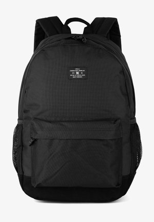 Černý batoh vyrobený z odolné tkaniny, s přední kapsou, síťovými bočními kapsami a polstrovanými ramenními popruhy. Jednoduchý a funkční design.