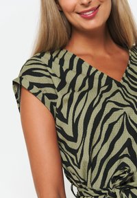 LolaLiza ZEBRA PRINT - Jersey dress - khaki med