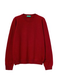 Maglione rosso realizzato in morbido tessuto, con collo rotondo e maniche lunghe, rifinito con polsini e orlo a costine, e un piccolo logo decorativo sul lato.