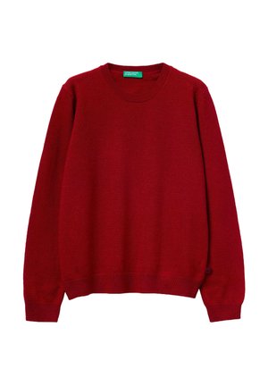 Maglione rosso realizzato in morbido tessuto, con collo rotondo e maniche lunghe, rifinito con polsini e orlo a costine, e un piccolo logo decorativo sul lato.