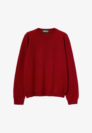 Červený svetr vyrobený z měkké látky, s kulatým výstřihem a dlouhými rukávy, s pružnými manžetami a lemem, a malým akcentem loga na boku.