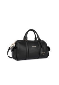 Borsa da viaggio in pelle nera con superficie testurizzata, doppi manici superiori, tracolla rimovibile, accessori in oro e etichetta portachiavi staccabile.