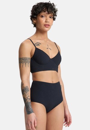 Schwarzes Bikini-Set mit strukturierter Bralette-Top und hoch tailliertem Slip. Verfügt über verstellbare Träger und ein detailliertes Stoffmuster.