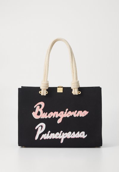 Geantă tote din pânză neagră cu mânere din sfoară crem, având brodat textul "Buongiorno Principessa" în roz și alb. Accente aurii incluse.
