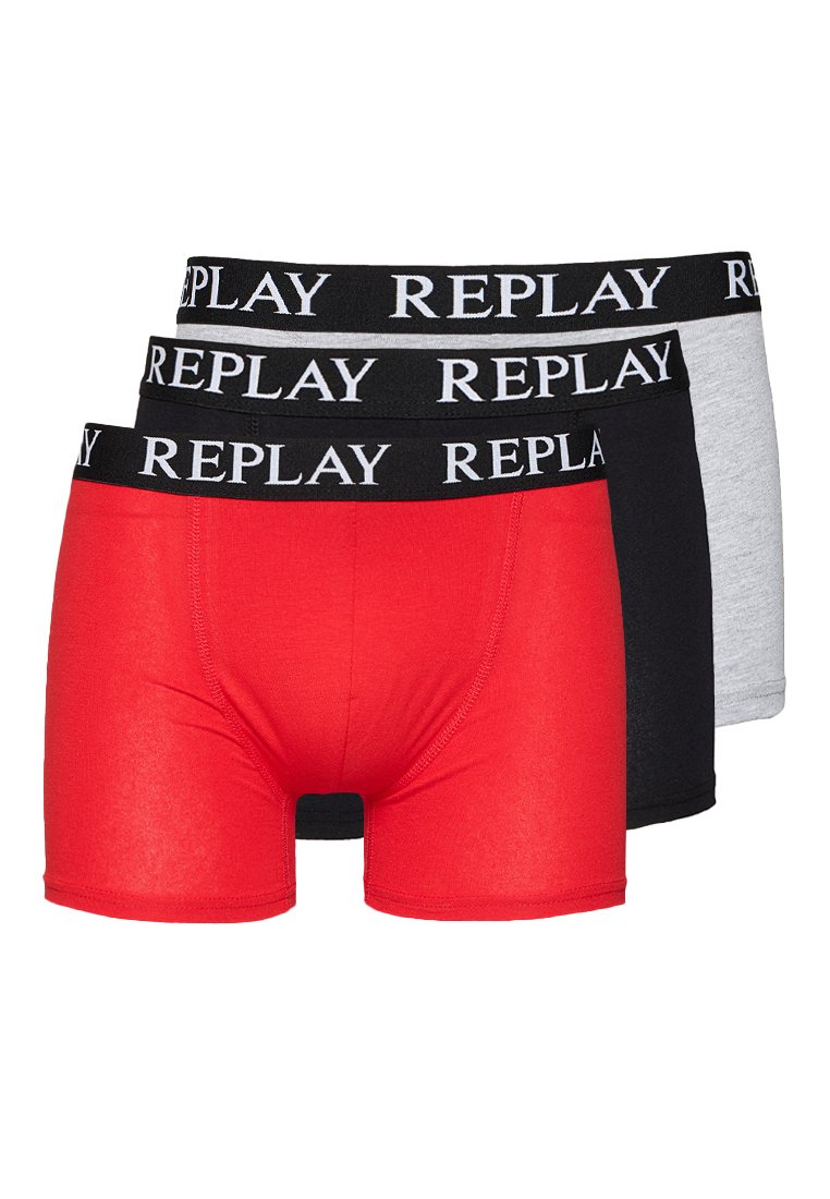 Drei Herren-Boxershorts in Rot, Schwarz und Grau mit schwarzen Bündchen, die mit weißem "REPLAY"-Branding versehen sind.