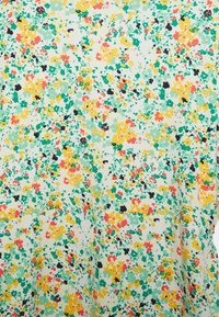 Stoff mit Blumenmuster, der kleine mehrfarbige Blumen in Grün, Gelb, Rot und Schwarz auf weißem Hintergrund zeigt. Weiches, leichtes Material.