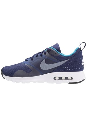 Chaussure de sport bleu marine avec le swoosh Nike gris, doublure intérieure bleu clair, semelle blanche avec amorti d'air visible et zone talonnière perforée.