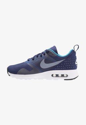 Granatowy but sportowy z szarym logo Nike, jasnoniebieską podszewką, białą podeszwą z widoczną amortyzacją powietrzną i perforowanym obszarem pięty.