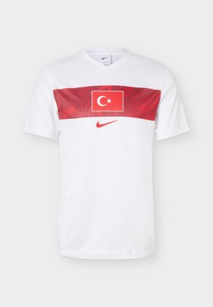 Biała koszulka Nike z krótkim rękawem z czerwoną, poziomą linią z flagą Turcji i czerwonym logo Nike pod linią.