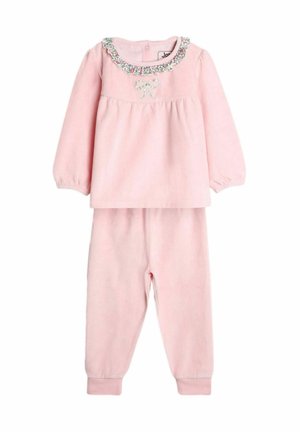 Pigiama per bebè rosa chiaro con maniche lunghe, colletto floreale arricciato e fiocco ricamato sul petto, abbinato a pantaloni con polsini coordinati.