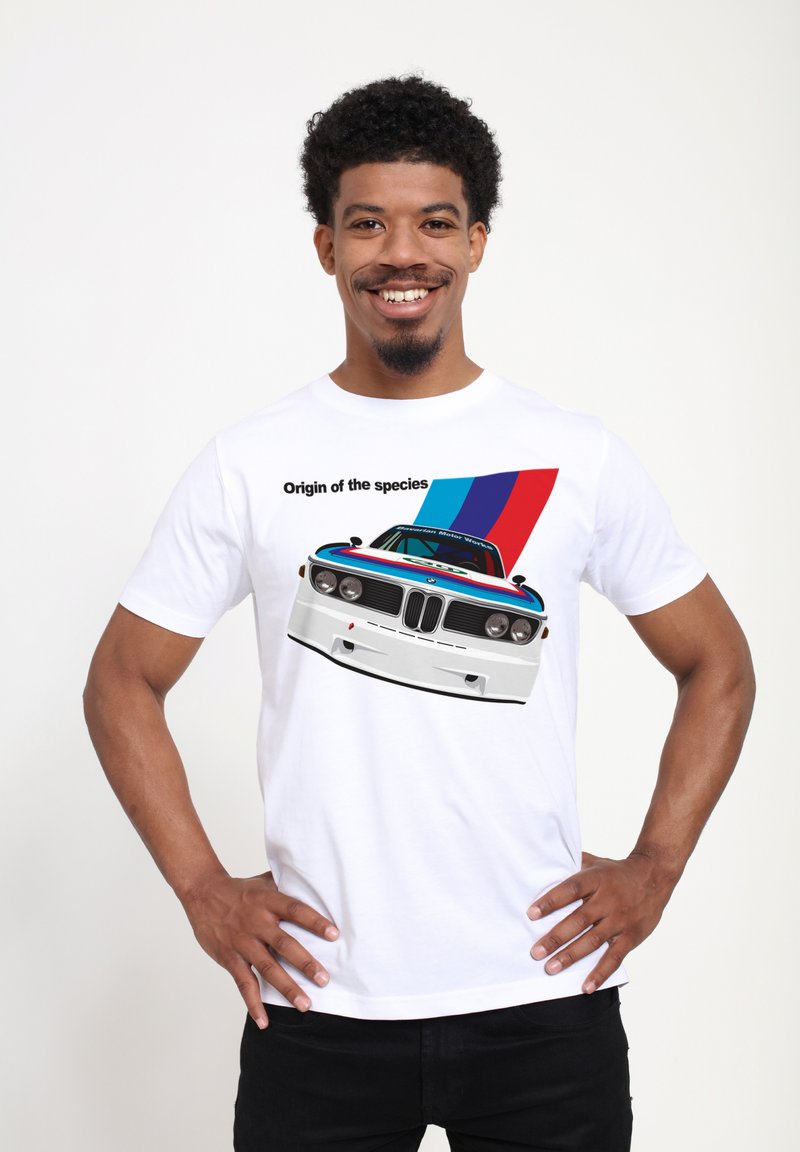 Hvid T-shirt med et grafik af en BMW bil og teksten "Originen af arterne", pyntet med blå og røde diagonale striber.