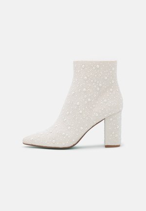 Blue by Betsey Johnson CADY - Ankle Boot - white