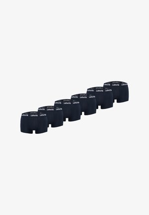 Sieben Paar schwarze Levi's Boxershorts mit gebrandeten elastischen Bunds, diagonal auf weißem Hintergrund angeordnet.