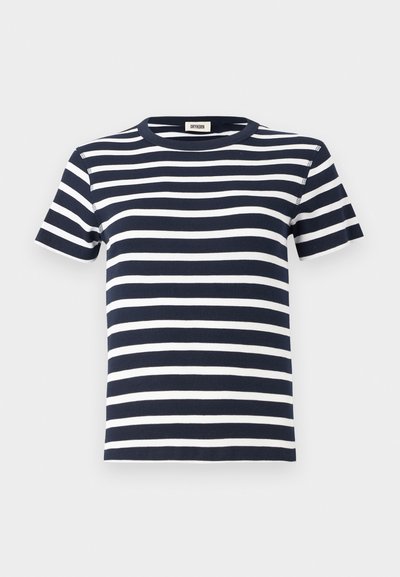 T-shirt rayé bleu marine et blanc en tissu côtelé, avec un col rond et des manches courtes. Le design met l'accent sur les lignes horizontales.