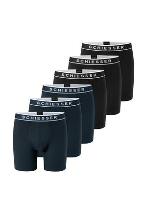 Zes paar zwarte en donkerblauwe boxershorts met witte taillebanden met label "SCHIESSER", gerangschikt in twee verspringende rijen.