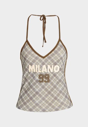 Καρό τοπ με halter και καφέ περιθώρια, με το κείμενο "MILANO" και τον αριθμό "99" στο μπροστινό μέρος, ραμμένα σε εκρού και καφέ κλωστή.