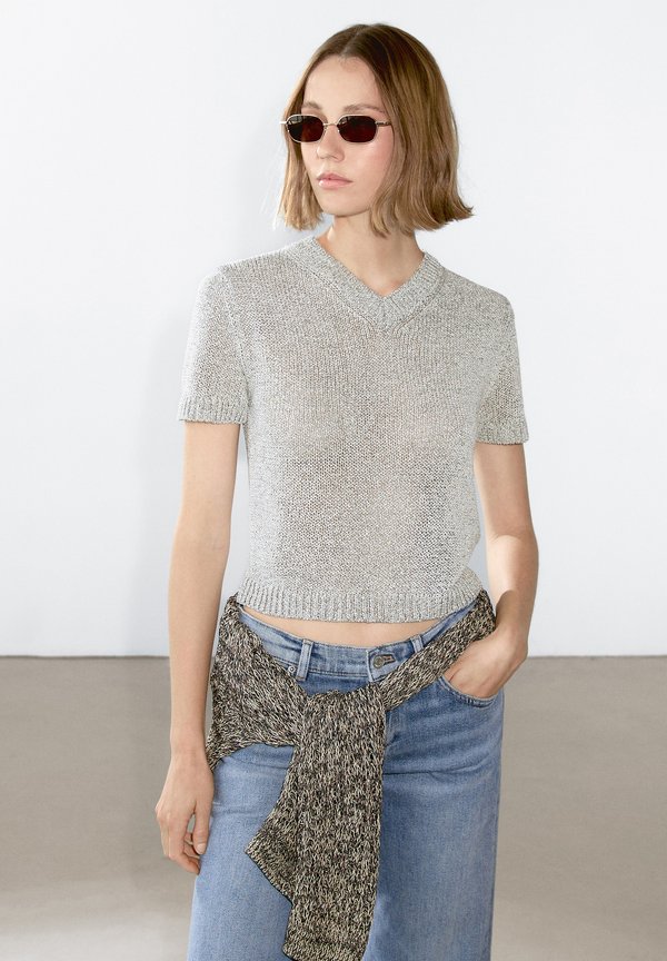 WITH DETAIL - Basic T-shirt