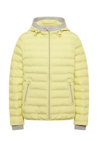 Veste matelassée jaune avec capuche grise, fermeture éclair frontale et deux poches latérales. Présente une texture matelassée et des poignets élastiques.