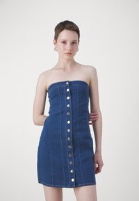 Jeans strapless kjole, mørkeblå, med front knappelukking med metallknapper, figursydd silhuett og rett bunn.