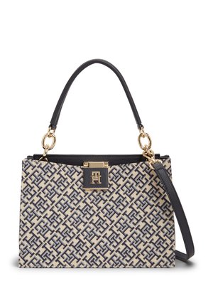 Geantă dreptunghiulară bej și neagră cu model, mâner superior din piele neagră, accesorii aurii, închizătoare cu logo și curea de umăr ajustabilă.