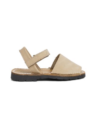 Sandal beige in pelle con due cinturini regolabili, punta aperta e suola in gomma nera testurizzata. Presenta una leggera cucitura lungo i bordi.