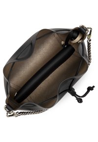 Borsa in pelle nera con apertura superiore, dotata di un interno marrone текстurizzato, un manico centrale e un accento in catena argentata.