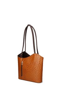 Borsa a spalla in pelle marrone chiaro con superficie testurizzata, manici marroni e tasca laterale con zip. Presenta un design con parte superiore curvata per un facile accesso.