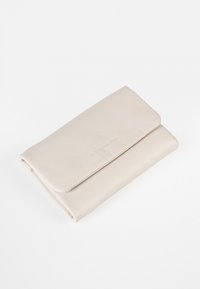 Beige leren portemonnee met een opklapdesign. Vriendelijke textuur, reliëflogo aan de voorkant en afgeronde hoeken. Compacte en rechthoekige vorm.