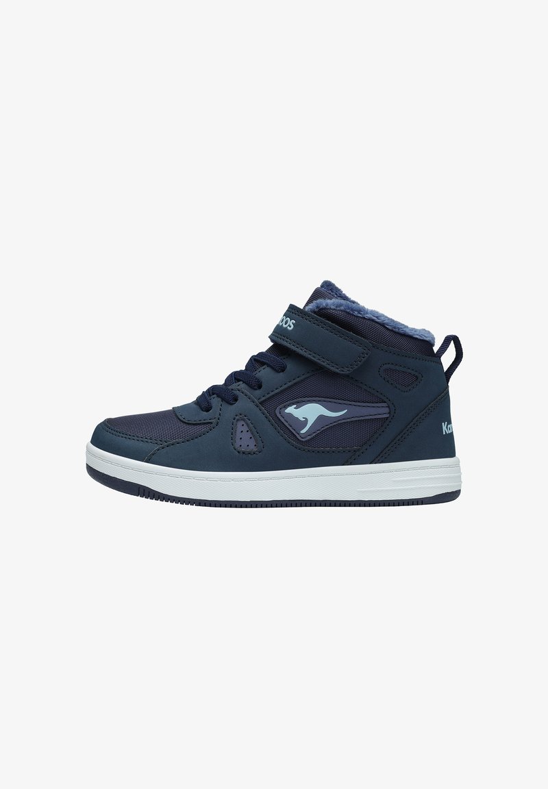 Marineblauer High-Top-Sneaker mit textilem Obermaterial, Klettverschluss, gepolstertem Kragen und weißer Sohle. Verfügt über ein Känguru-Logo und strukturierte Akzente.